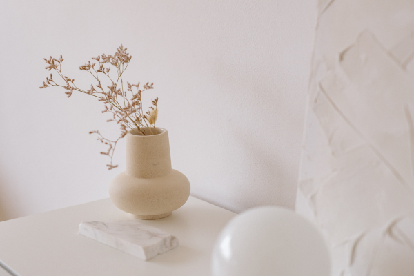 Objetos de cerâmica que adicionam personalidade à sala minimalista