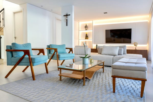 Layout equilibrado que transforma salas pequenas em ambientes elegantes